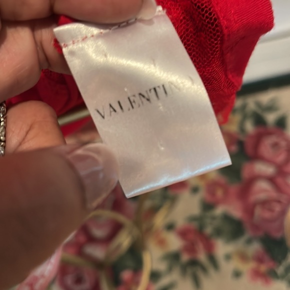 Valentino gorgeous red floral shoulder tee - Picture 8 of 8